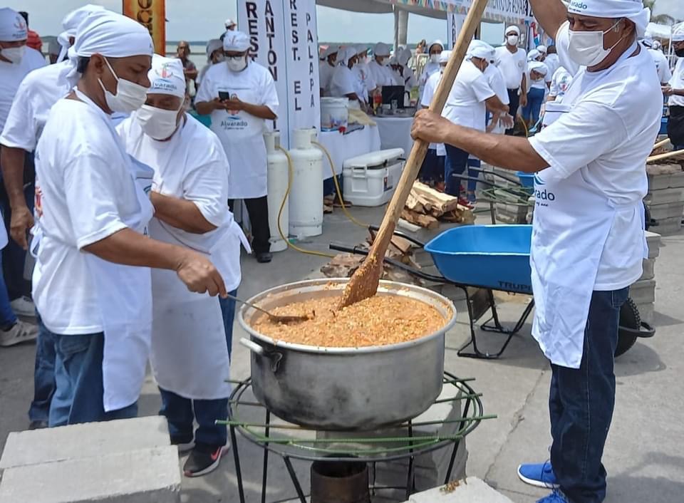 Arman monumental arroz a la tumbada en Alvarado - Fuerza Noticias